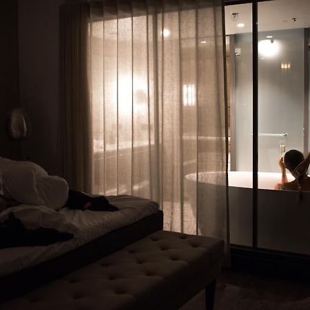 Lapland Hotels Bulevardi Helsinki Exterior foto A woman in a hotel room
